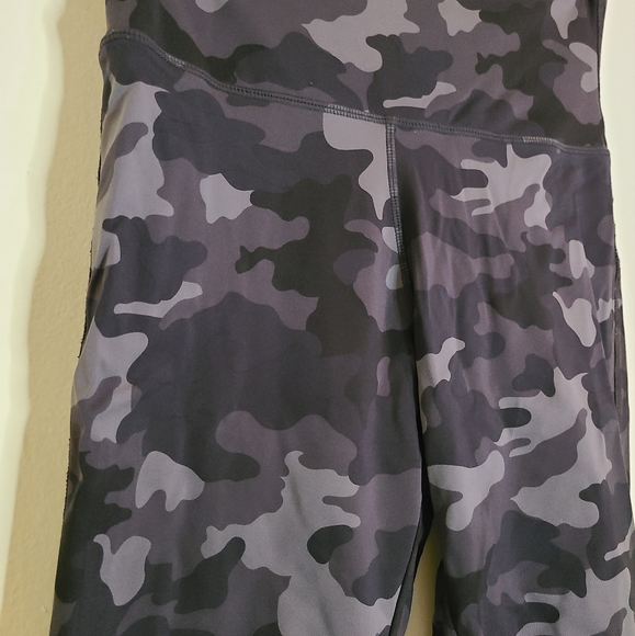 Seraphine maternity & postpartum camo Leggings - Picture 7 of 9